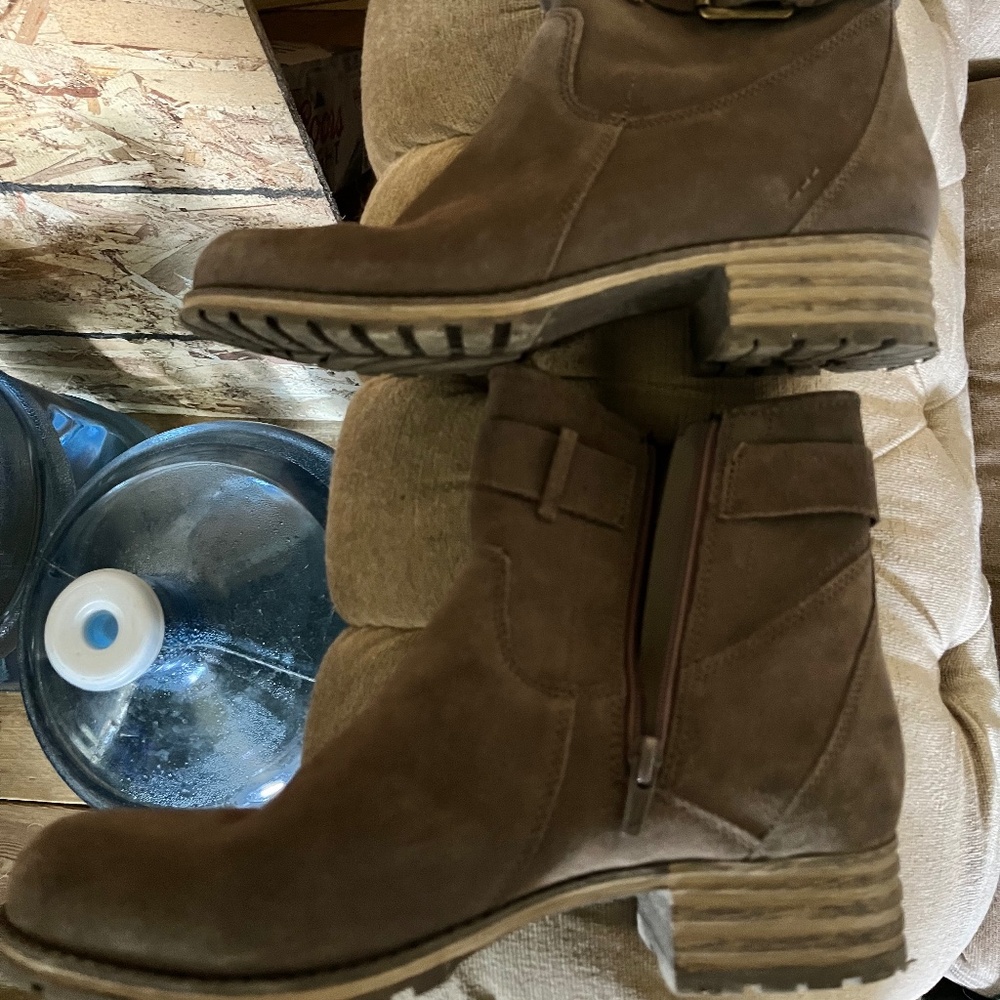 size 8 1/2 clark’s wore once
